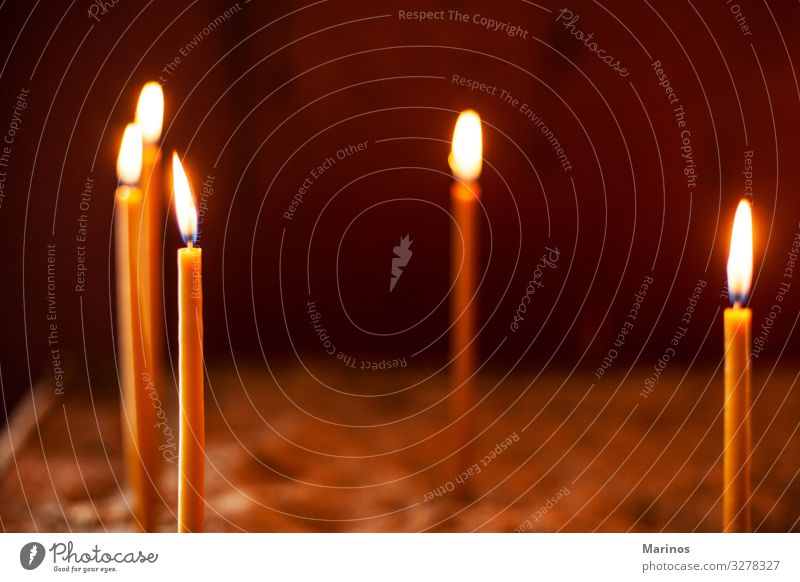 Kerzen in der ?rthodoxen Kirche Feste & Feiern Denkmal dunkel hell Religion & Glaube Massenvernichtung Licht Flamme Hintergrund Symbole & Metaphern Feuer glühen