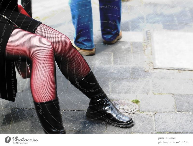 warten Strümpfe Netzstrümpfe Bürgersteig Frau sitzen Straße
