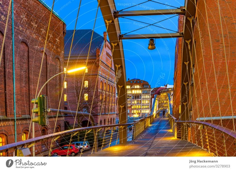 Speicherstadt bei Nacht in Hamburg schön Haus Landschaft Himmel Mond Stadt Brücke Gebäude Architektur alt historisch blau Kanal Infrastruktur Gebäude Klotz