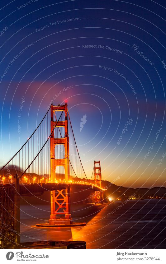 Autos an der Golden Gate Bridge am späten Nachmittag Brücke rot San Francisco USA amerika KFZ erleuchten Wahrzeichen Sonnenuntergang Symbole & Metaphern