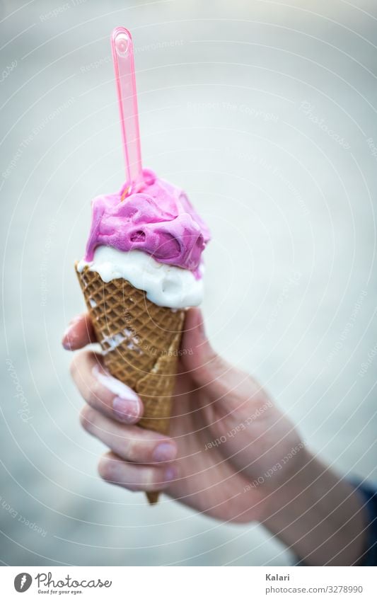 Hand hält schmelzendes Eis in der Waffel waffel eiskugel hand halten erdbeer vanille creme dessert süss essen eiscreme geburtstag isoliert weiß köstlich