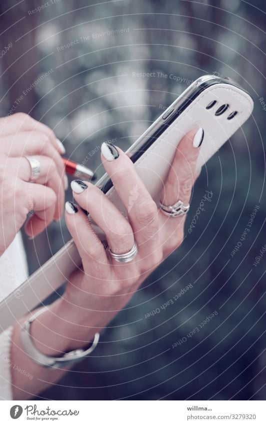 Smartphone, Stift, Hand einer Frau mit designten Fingernägeln Handy PDA elegant Stil Nagellack Stylus Eingabestift Touchpen Schreibstift Technik & Technologie