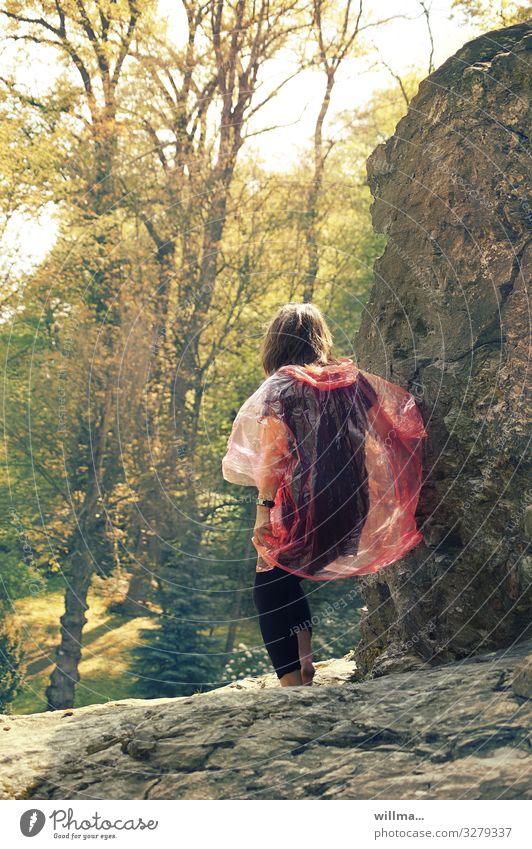 Frau mit Regencape klettert über Felsen Ausflug feminin Junge Frau Jugendliche Erwachsene Landschaft Schönes Wetter Leggings Regenumhang brünett Abenteuer