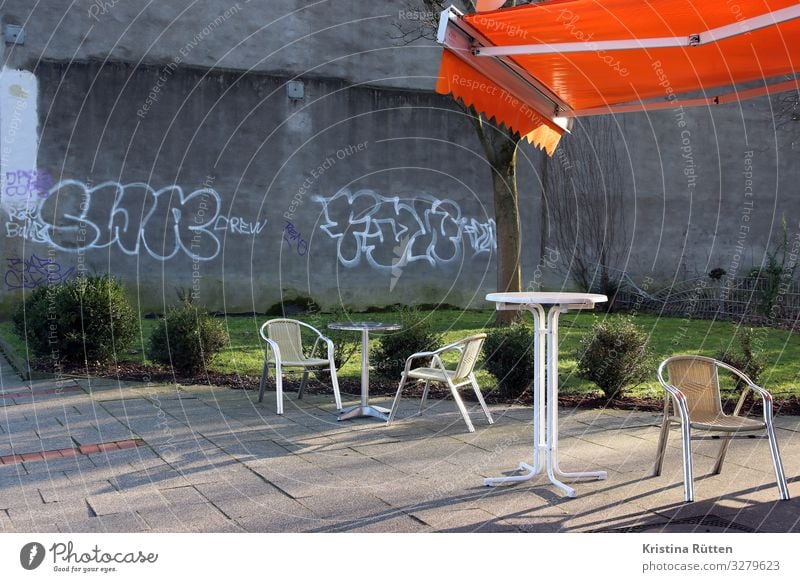 ein platz an der sonne Lifestyle Menschenleer Mauer Wand Terrasse Graffiti Erholung sitzen Stadt orange Tisch Stehtisch Markise Wetterschutz Stuhl Kiosk
