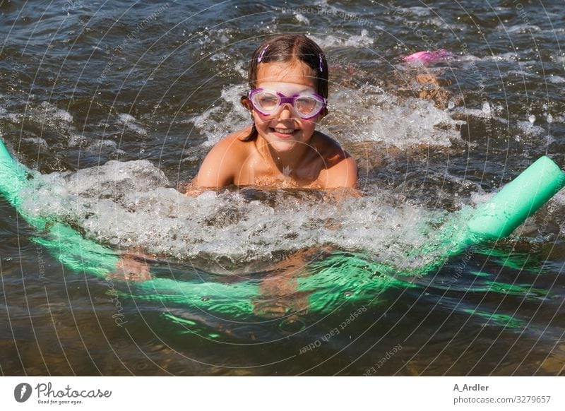 junges Mädchen schwimmt | Weitsichtig Freizeit & Hobby Ferien & Urlaub & Reisen Sommerurlaub Meer Wellen Sport Schwimmen & Baden feminin Kind 1 Mensch 3-8 Jahre
