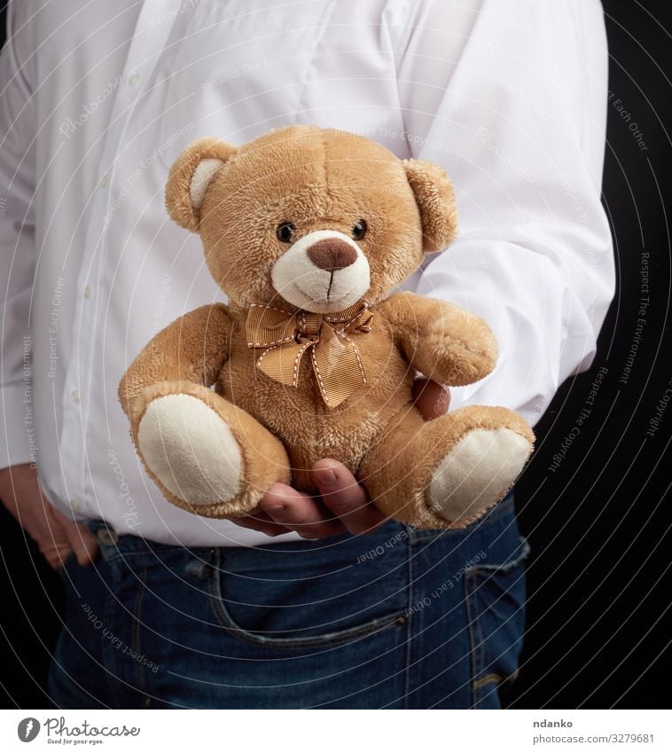 Mann in weißem Hemd hält einen braunen Teddybär Feste & Feiern Hochzeit Geburtstag Mensch Erwachsene Kindheit Hand Tier Spielzeug Liebe Umarmen klein niedlich