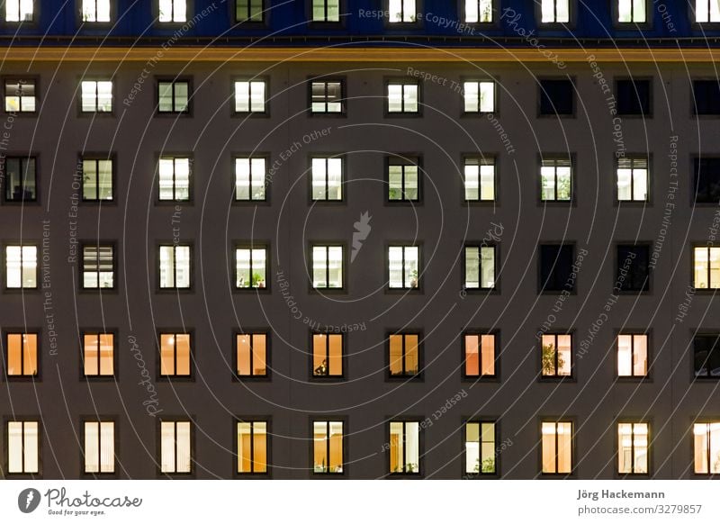 beleuchtete Fenster in der Fassade eines Regierungsgebäudes harmonisch Arbeit & Erwerbstätigkeit Büro Gebäude Architektur ästhetisch Stimmung Handel Sicherheit