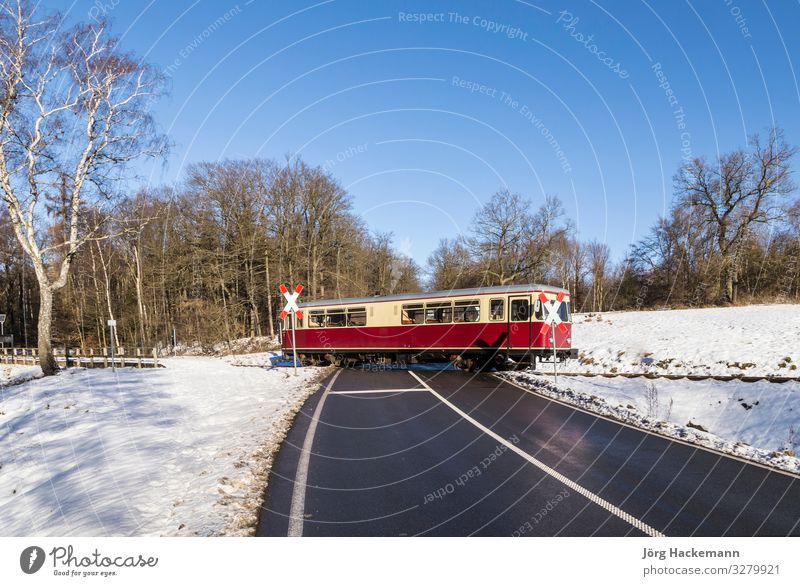 Zug der Selketal-Linie überquert eine Straße in der Winterlandschaft Tourismus Landschaft Baum Eisenbahn alt klein nass Eisenbahnwaggon Überfahrt berühmt