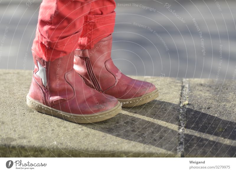 Start Freizeit & Hobby Spielen feminin Kleinkind Kindheit 1 Mensch 3-8 Jahre Schuhe Stiefel laufen rot Gleichgewicht Mauer Farbfoto Außenaufnahme Menschenleer
