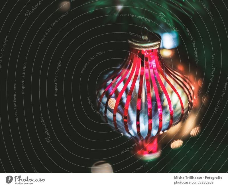 Weihnachtsschmuck am Baum Häusliches Leben Wohnung Dekoration & Verzierung Feste & Feiern Weihnachten & Advent glänzend hängen leuchten nah blau grün orange rot
