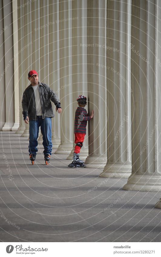 Vater und Sohn beim Skaten Freude Freizeit & Hobby Spielen Sport lernen Mensch Kind Mann Erwachsene Familie & Verwandtschaft 2 3-8 Jahre Kindheit 30-45 Jahre