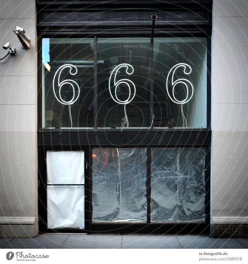 The Devil's Shop? kaufen Geld Schaufenster Ladengeschäft Haus Bauwerk Gebäude Fassade Fenster Zeichen Schriftzeichen Schilder & Markierungen Neonlicht