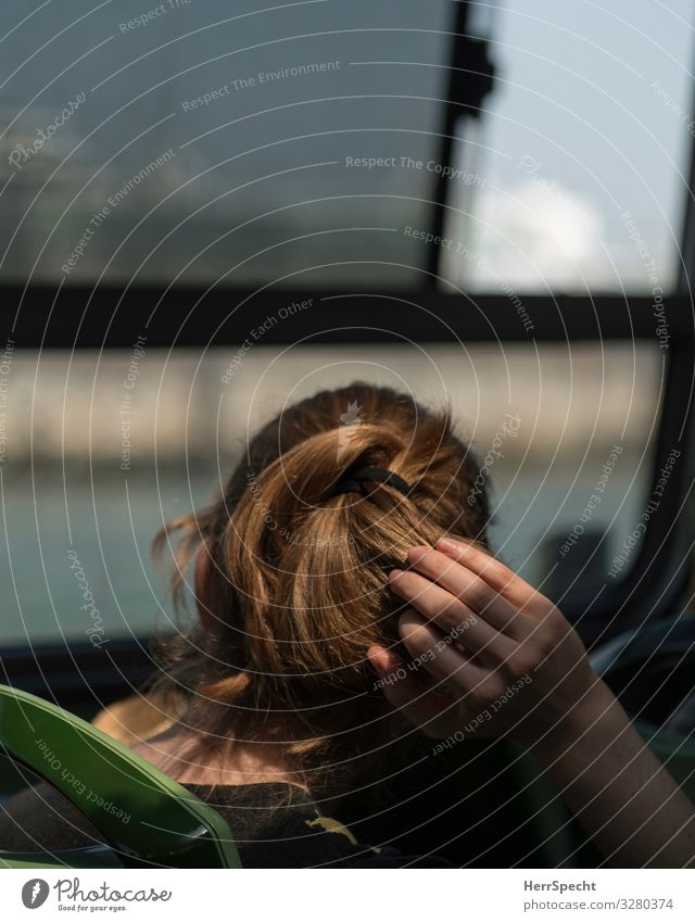 Im Bus Mensch feminin Junge Frau Jugendliche Erwachsene Haare & Frisuren Hand 1 18-30 Jahre Verkehr Verkehrsmittel Öffentlicher Personennahverkehr Busfahren