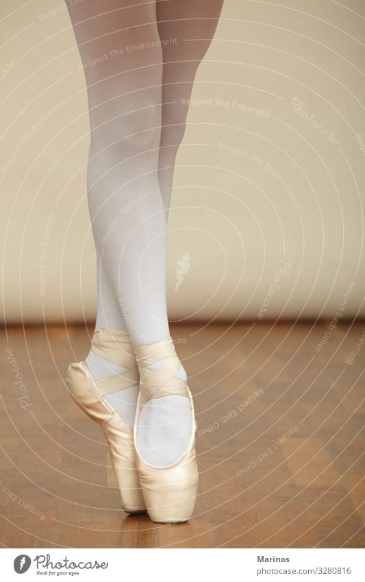 Ballerina's Beine in der Spitze. elegant schön Tanzen Mensch Frau Erwachsene Kunst Tänzer Balletttänzer Mode Schuhe weiß Beautyfotografie Mädchen jung