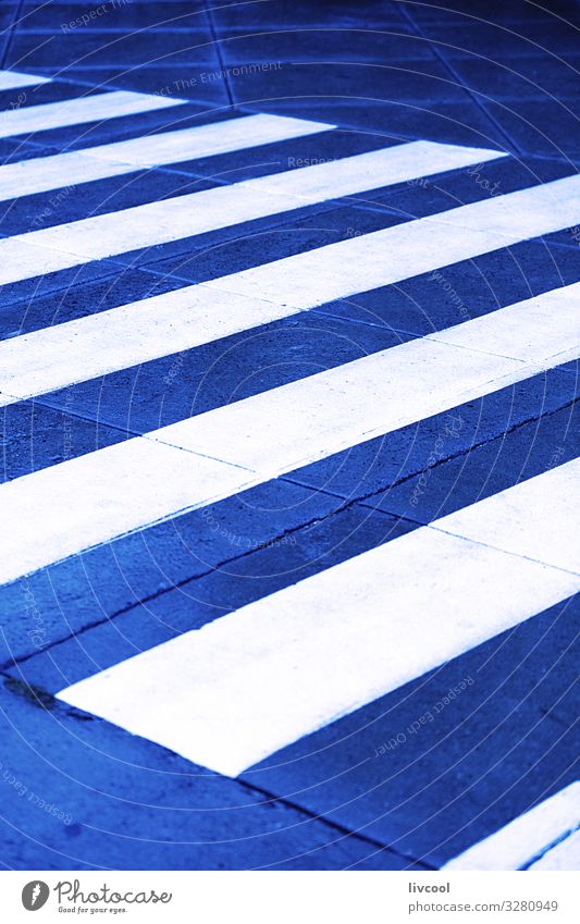 Zebrastreifen in blauem Pantone 2020 , IV Lifestyle Insel Park Kleinstadt Stadt Hauptstadt Verkehr Straße Wege & Pfade Mode Linie authentisch außergewöhnlich