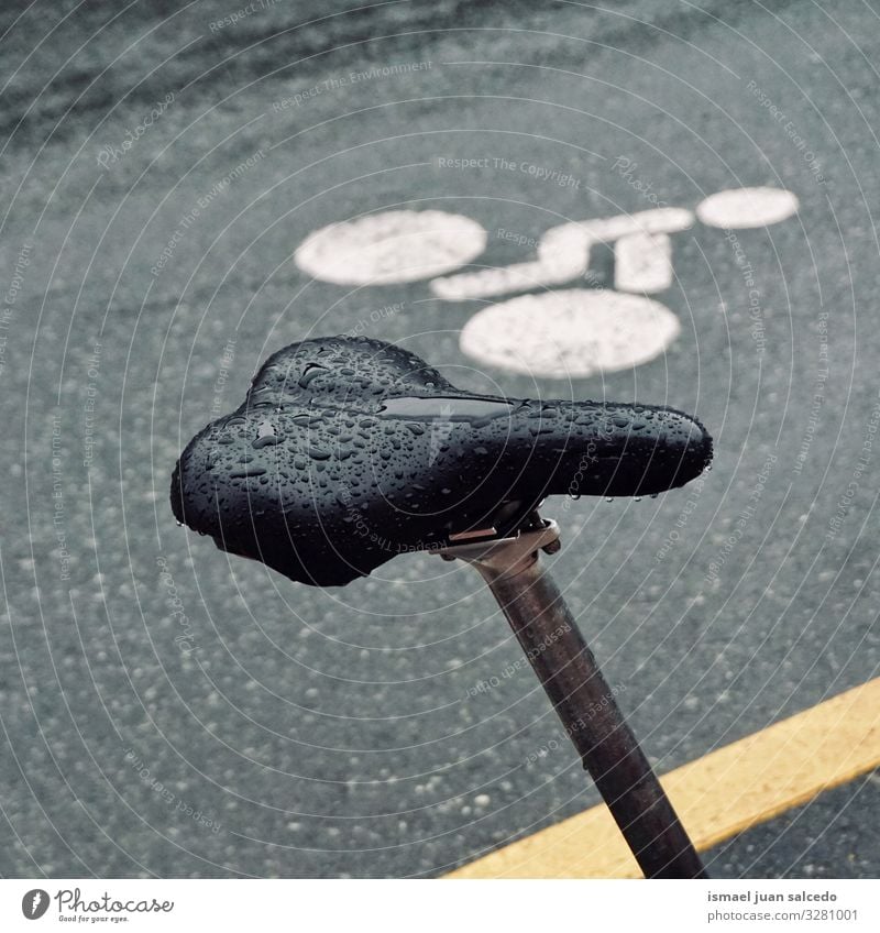 Fahrradsitz und Fahrradverkehrszeichen auf der Straße Autositz Verkehr Ampel Zyklus Fahrradsignal signalisieren Verkehrsgebot Ermahnung Großstadt Verkehrsschild