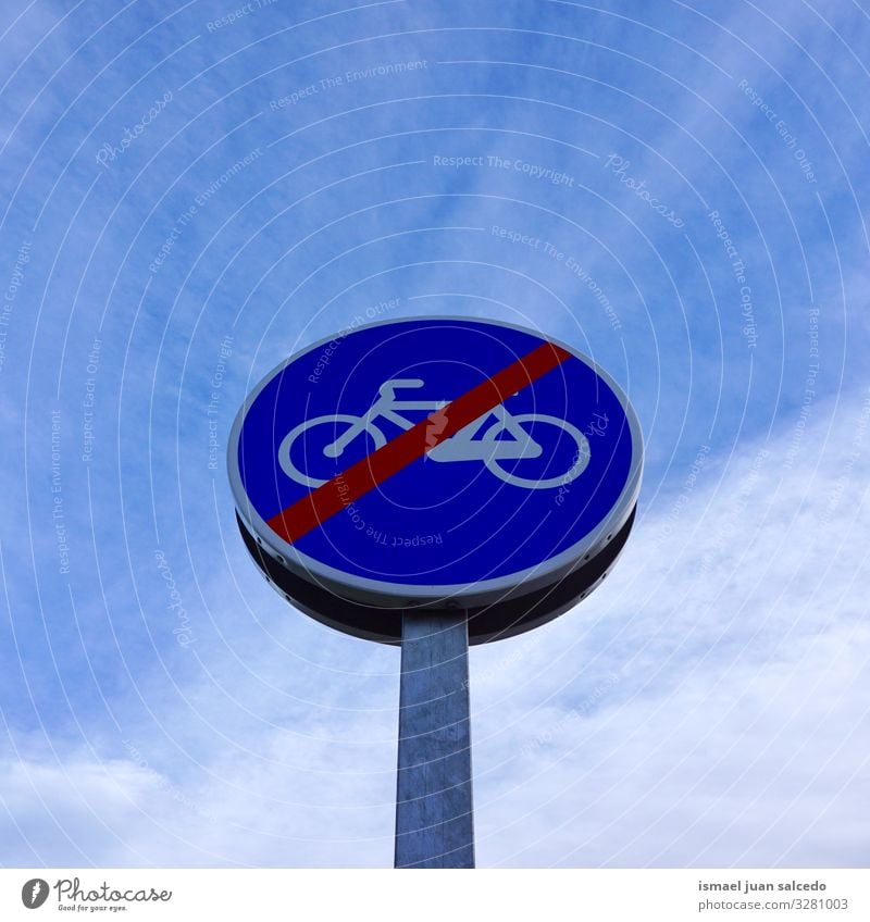 Fahrradampel auf der Straße in der Stadt Verkehrsgebot Zyklus Signal Hinweisschild Großstadt Verkehrsschild Zeichen Symbole & Metaphern Weg Vorsicht Beratung