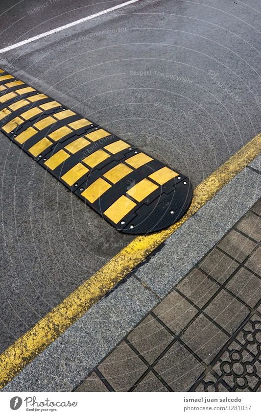 Straßenschild auf der Straße, Warnsignal signalisieren Vorsicht Zeichen Symbol Ermahnung Beratung Gefahr Aushang Aufmerksamkeit Sicherheit Ikon verboten