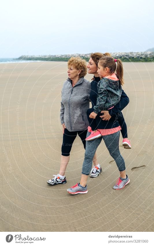 Drei Generationen weiblich mit Blick auf das Meer Lifestyle Freude Glück schön Strand Kind Mensch Frau Erwachsene Mutter Großmutter Familie & Verwandtschaft