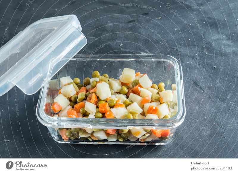 traditioneller russischer Salat "Oliver" Fleisch Gemüse Abendessen Büffet Brunch Vegetarische Ernährung Diät Teller Schalen & Schüsseln Silvester u. Neujahr