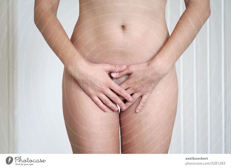 Frau bedeckt ihre Intimzone Schambereich Intimbereich verdeckt Sexualität nackt Unterleib Weibliches Genitalsystem schön Gynäkologie frauenheilkunde Gesundheit