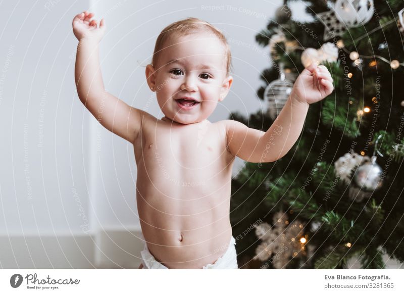 fröhliches Baby Mädchen trägt Windel schmückt Weihnachtsbaum Lifestyle Freude Glück Winter Haus Dekoration & Verzierung Feste & Feiern Weihnachten & Advent Kind