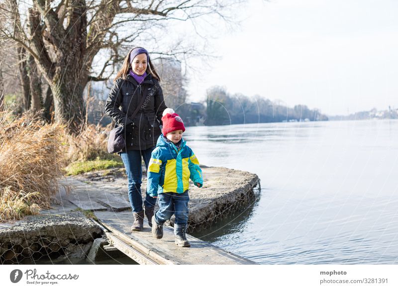Mutter läuft mit ihrem kleinen Sohn über einen Holzsteg am Wasser, Rhein Frau Mensch angst aufpassen balancieren brücke familie fluss gehen gemeinsam holz