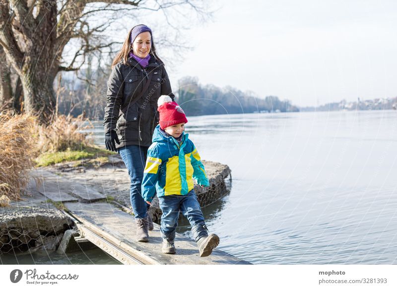 Mutter läuft mit ihrem kleinen Sohn über einen Holzsteg am Wasser, Rhein Frau Mensch angst aufpassen balancieren brücke familie fluss gehen gemeinsam holz