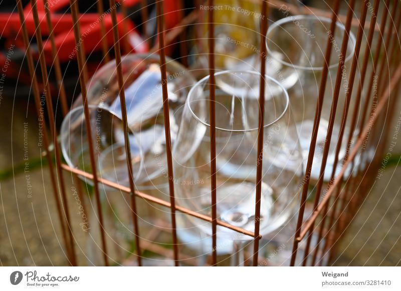 Gläser Picknick Geschirr Glas tragen zurückhalten Flohmarkt Kupfer Weinglas Farbfoto Außenaufnahme Menschenleer Schwache Tiefenschärfe