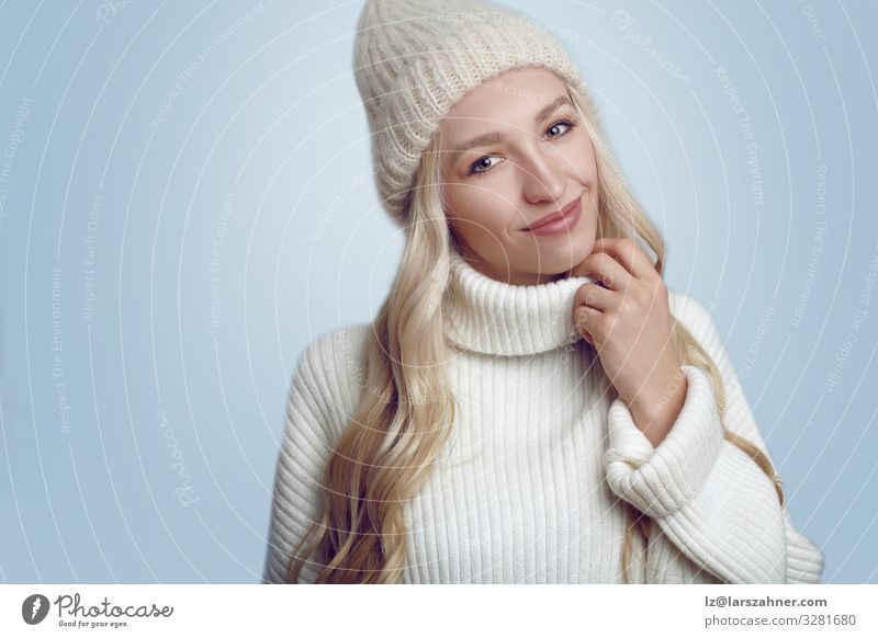 Wunderschöne Frau in weißem Strickpullover und Mütze Glück Gesicht Winter Erwachsene 1 Mensch 18-30 Jahre Jugendliche Wärme Pullover Hut blond Lächeln modern