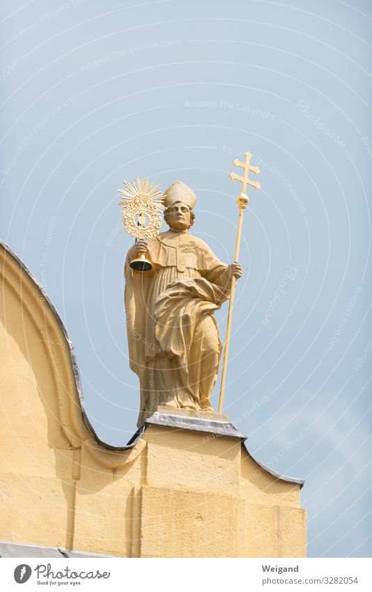 Heiliger Mann Erwachsene 1 Mensch 45-60 Jahre 60 und älter Senior Kirche stehen Freundschaft Patron Statue Kreuz monstranz Geistlicher Farbfoto Außenaufnahme