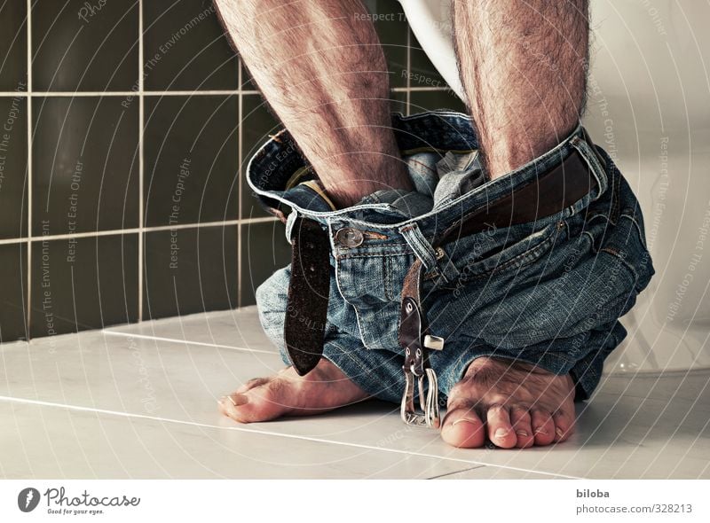 Sitzung Gesunde Ernährung Mann Erwachsene Beine Fuß 1 Mensch Hose sitzen blau grün weiß Verdauungsystem verdauungsprobleme Verstopfung Toilette Miettoilette