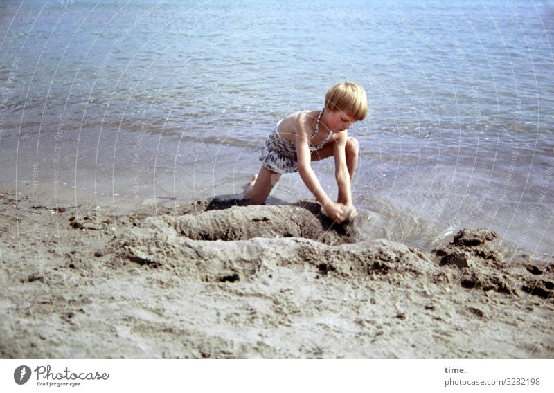 das muss noch fertig heute (1) Baustelle feminin Mädchen Mensch Sand Wasser Sommer Schönes Wetter Wellen Küste Strand festhalten Spielen Lebensfreude