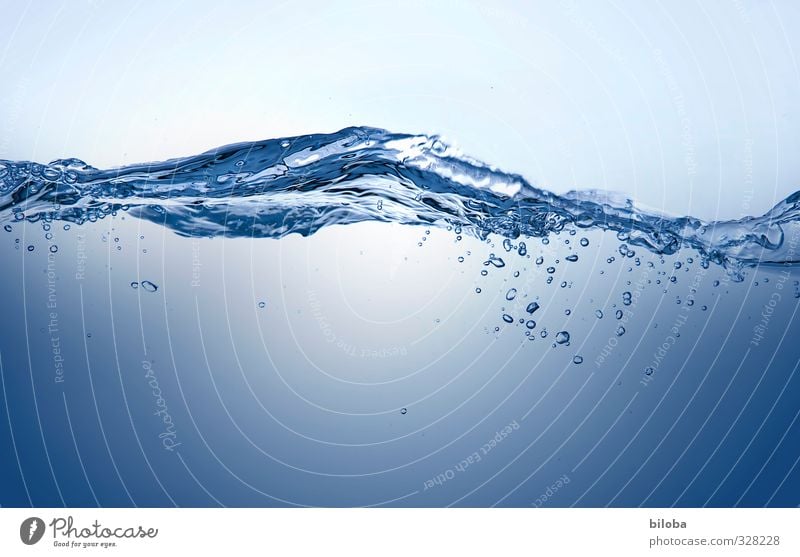 Abkühlung Wasser Wassertropfen Wellen ästhetisch kalt blau Quelle Gesundheit Sauberkeit Trinkwasser Farbfoto Innenaufnahme Experiment Textfreiraum unten