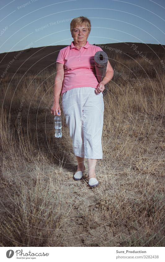 ältere Frau geht, um eine Dehnungsübung zu machen Kunstturnen strecken Sport Gesundheit Lebensalter Spaziergang Vorleger Air Lifestyle Vergnügen Übung atmen