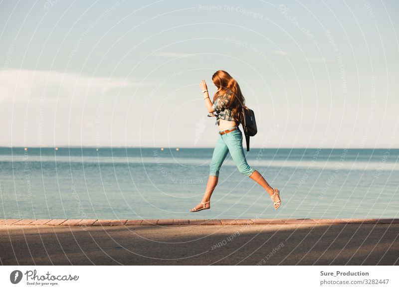 junge Frau springt vor das Meer Aktion Himmel schön Sommer Freiheit im Freien reisen Gesundheit Schönheit weiß aktiv heiter Energie Fröhlichkeit Glück Freude