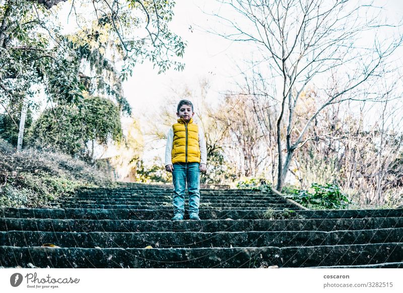 Einsamer, süßer Junge sitzt auf der Treppe im Freien Lifestyle Stil Freude Glück schön Gesicht Winter Kind Mensch maskulin Baby Kleinkind Kindheit 1 3-8 Jahre