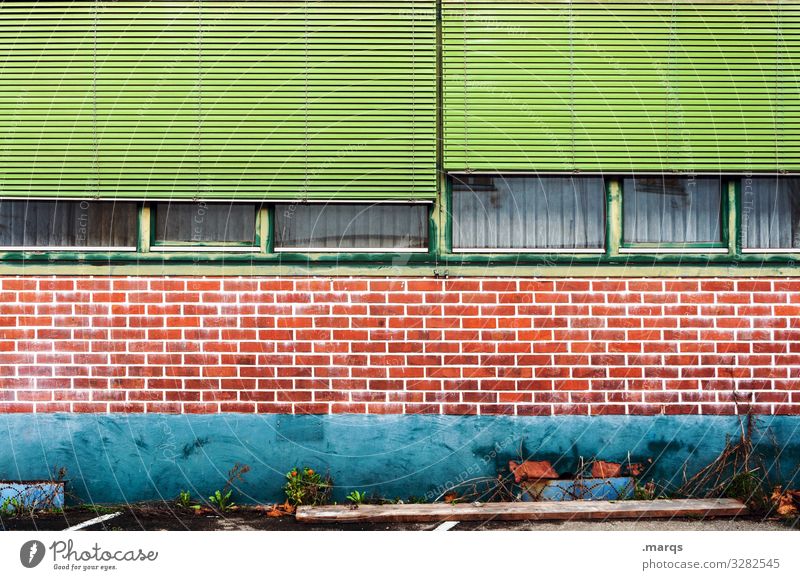 Fassade Gebäudeteil Backsteinwand Fenster Rollladen grün türkis orange alt Verfall Hinterhof halb geöffnet verlassen