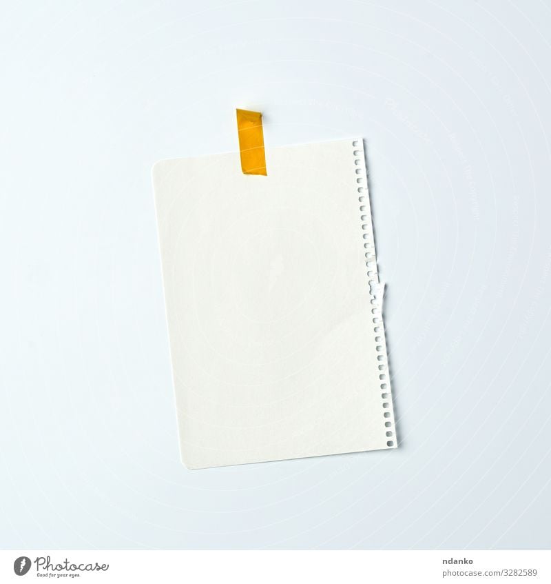 weißes, zerknittertes Blatt Papier Design schreiben gelb Werbung Notebook Hinweis Bildung Spirale Klebstoff Hintergrund blanko Karton Mitteilung Entwurf Kopie