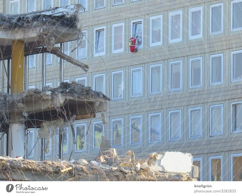 Weihnachtsstimmung Stadt Haus Hochhaus Ruine Fassade Fenster hängen dreckig kaputt rot weiß Neugier Verfall Wandel & Veränderung Zerstörung Weihnachtsmann