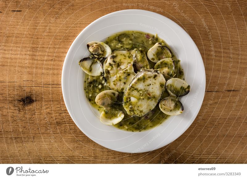 Seehechtfisch und Muscheln mit grüner Sauce auf Holz Fisch Miesmuschel Saucen Spanisch Lebensmittel Gesunde Ernährung Foodfotografie typisch Tradition Rezept