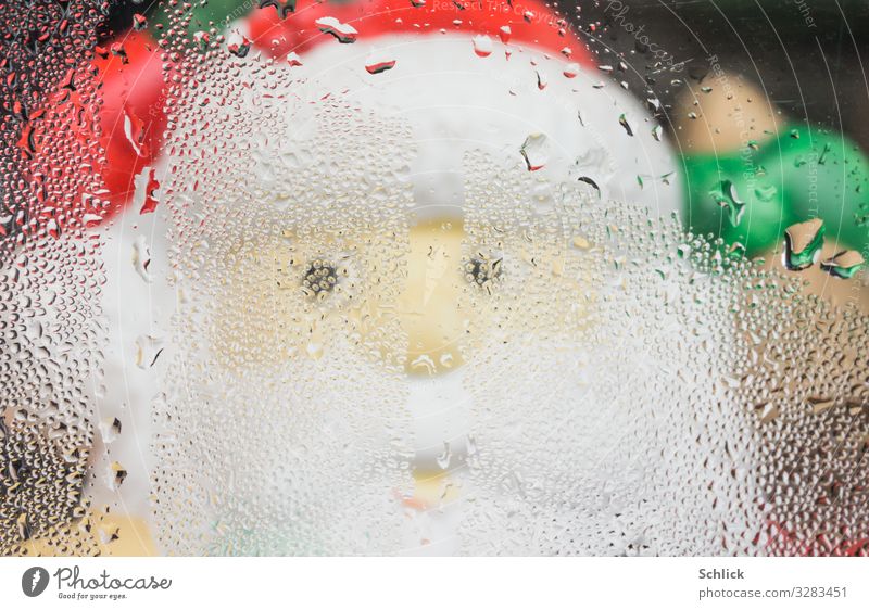 Weihnachtsmann nach der Arbeit Spielzeug Kitsch Krimskrams Kunststoff Blick Freundlichkeit Fröhlichkeit Tatkraft anstrengen Glas Fensterscheibe Kondenswasser
