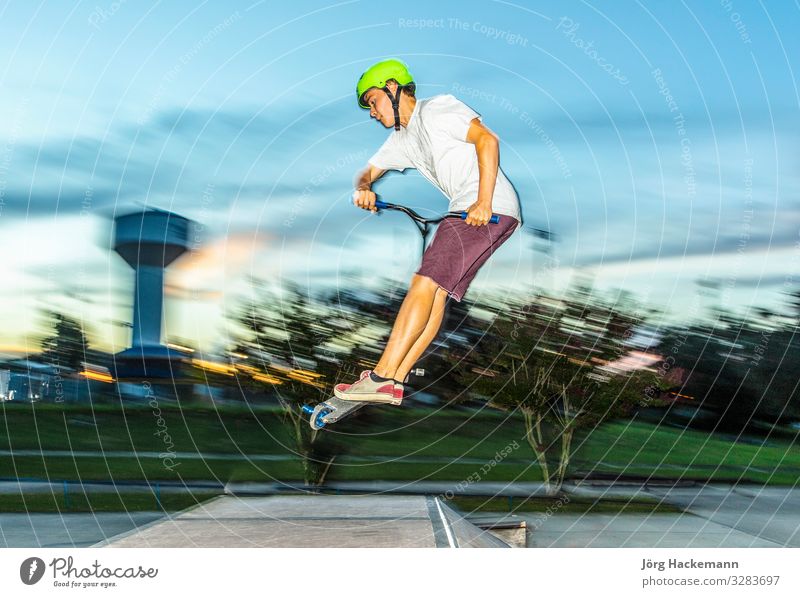 Junge hat Spaß beim Rollerfahren im Skatepark Lifestyle Freude Freizeit & Hobby Sport Jugendliche Bewegung genießen springen Coolness Beweglichkeit Tretroller