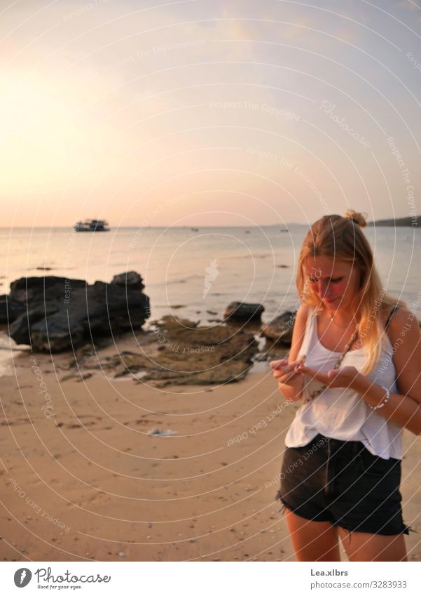 Strandläuferin Mensch feminin Frau Erwachsene Leben 1 18-30 Jahre Jugendliche Sand Wasser Himmel Horizont Sonne Sonnenaufgang Sonnenuntergang Wellen Küste Bucht