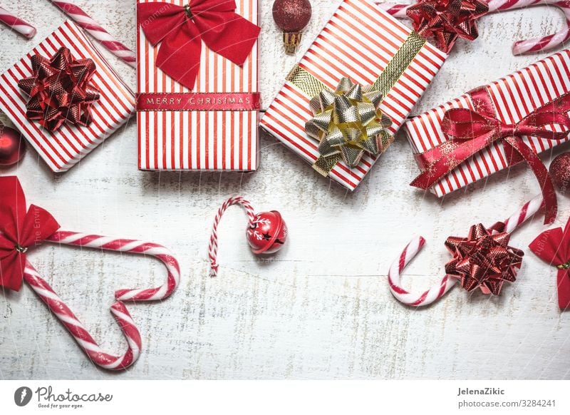 Verschiedene Geschenkschachteln auf weißem Holztisch kaufen Design Dekoration & Verzierung Tisch Feste & Feiern Weihnachten & Advent Silvester u. Neujahr