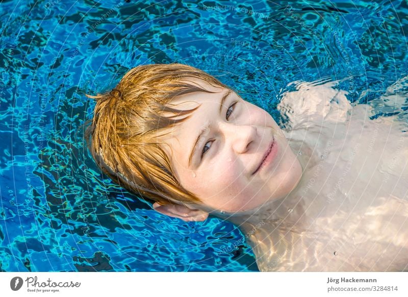 Junge genießt es, auf dem Rücken zu schweben Freude Glück Erholung Schwimmbad Ferien & Urlaub & Reisen Sommer Jugendliche Lächeln niedlich Thailand Asien