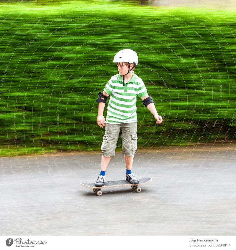 Jungen laufen mit Geschwindigkeit Freude Freizeit & Hobby Sport Natur Park Verkehr Fahrzeug Bekleidung Spielzeug weiß Sicherheit Schutz Rolle Skateboard