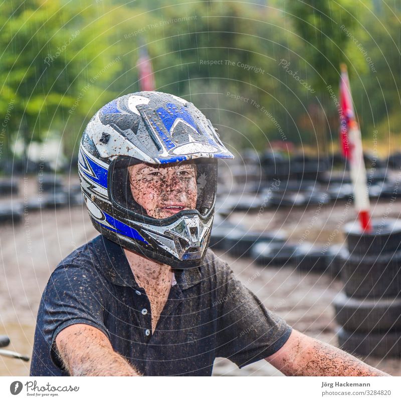 Junge fährt gerne mit seinem Quad im Parcour Freude Sport Motor Jugendliche Natur Wetter Regen fahren nass Geschwindigkeit Kart Buggy (Motorrad) Flugrichtung