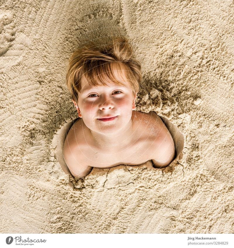 Fröhlicher Junge mit feinem Sand bedeckt Freude Glück Spielen Ferien & Urlaub & Reisen Strand Kind Jugendliche lachen Freundlichkeit niedlich Ko Samet Koh Samet