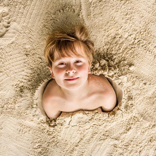 Fröhlicher Junge mit feinem Sand bedeckt Freude Glück Spielen Ferien & Urlaub & Reisen Strand Kind Jugendliche lachen Freundlichkeit niedlich Ko Samet Koh Samet